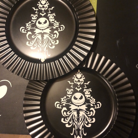Set of 2 NBC Charger Plates. Handmade with vinyl. Not for food consumption - Picture 3 of 3